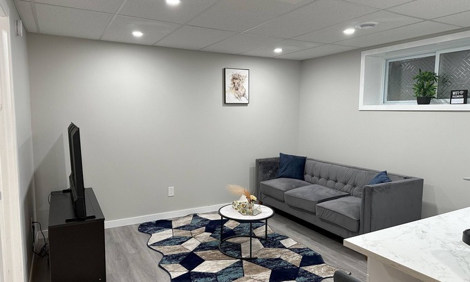 Transcona Casa | Luxury: Home Away from Home with Private Entrance