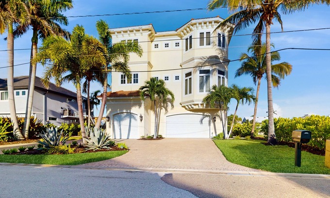 Siesta Isle Casa | Luxury home boasting waterfront views with pool and golf simulator