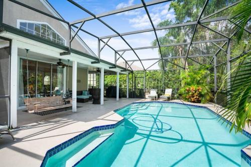 Metro West Casa | Luxury Home by Disney World & Heated Pool & Movie Room