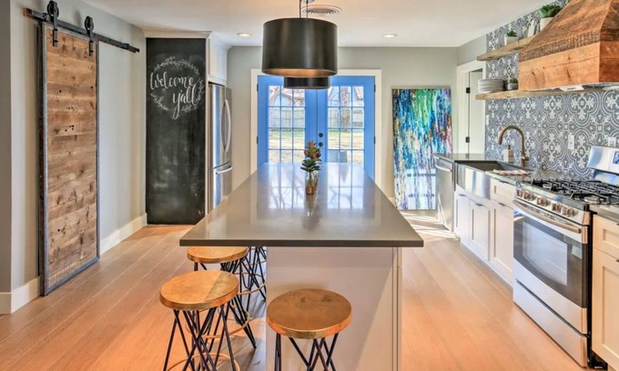 Handley Casa | Luxury Home by Six Flags, AT&T & Rangers Stadium