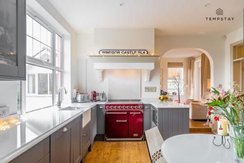 Windsor Casa | LUXURY HOME - CENTRAL WINDSOR, GATED PARKING