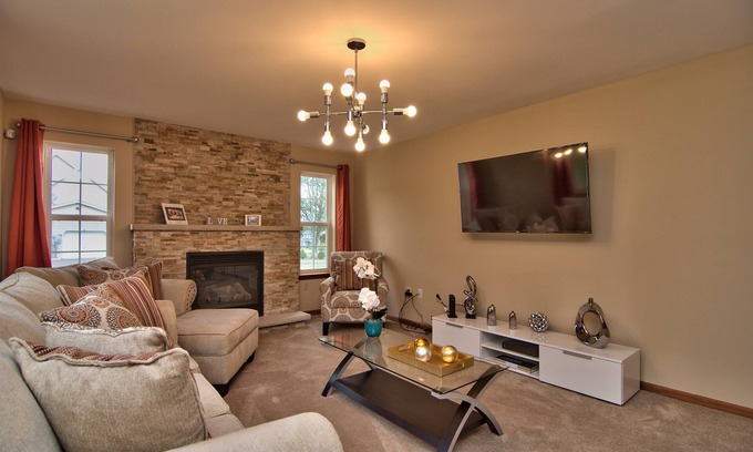 Tunkhannock Township Casa | Casa de lujo, cerca de Kalahari, 2 informes de esquí, chimenea, ping pong, mesa de billar