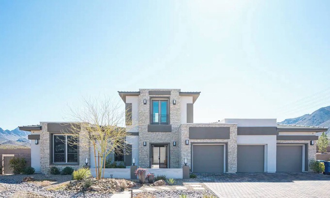 Paradise Hills Casa | Luxury home close to everything