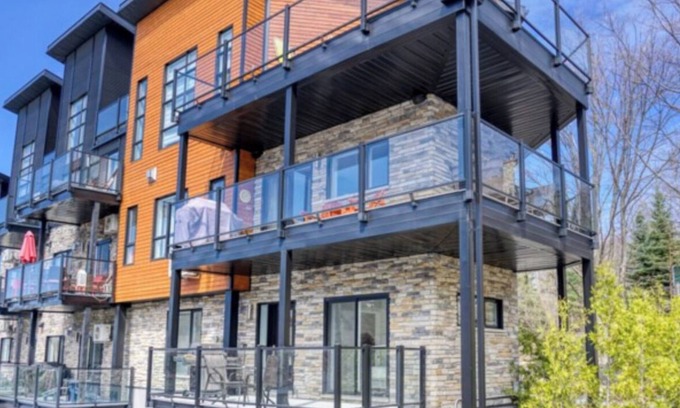 Bromont Condominio | Luxury home directly on the mountain + Private Jacuzzi + Private locker