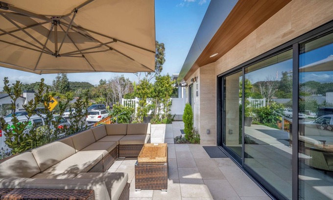 Corona del Mar Apartamento | Luxury Home in Corona Del Mar Near Shops & Dining