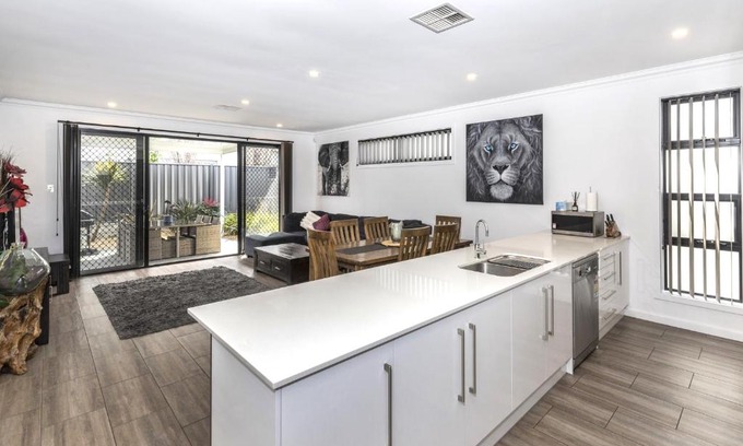 Christies Beach Casa | Luxury home in Christies Beach with King Bed, NBN, Netflix, 3Bed 2Bath