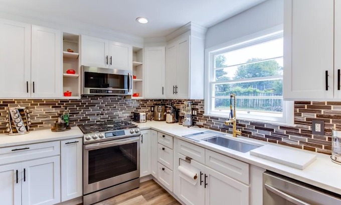 Dunn Loring Casa | Luxury Home in Heart of Vienna w/ huge backyard