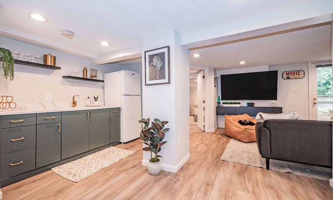 Oakton Casa | Luxury Home in Vienna, VA I Private Yard I Gym I 30 Day Minimum