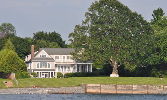 Charlotte Casa | Casa de lujo en el lago Champlain, con piscina, jacuzzi, kayaks y mucho más.