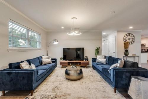 Arlington Casa | Luxury Home w Hot Tub near AT&T Stadium