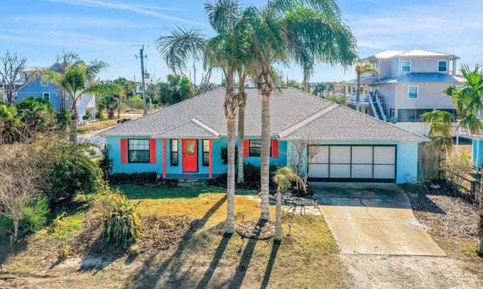 Marineland Acres Casa | Luxury home with a pool, enclosed yard, grill, washer/dryer & central AC