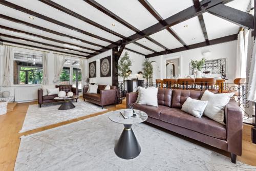 Staines Apartamento | Luxury Home with Gym, Playground, Sleep 16