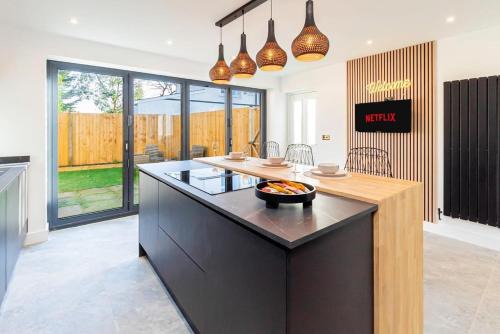 Llanrumney Casa | Luxury Home with Parking near Everything! Netflix, Pool, Gaming - Long Stay Savings - Perfect for NHS, Contractors, Relocators
