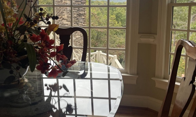 Pinnacle Casa | Luxury home within eyeshot of the infamous Pilot Mtn.