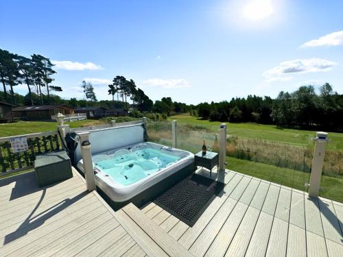 Swarland Casa | Luxury Hot Tub Lodge, Panoramic Views & Free Golf, Dog Friendly