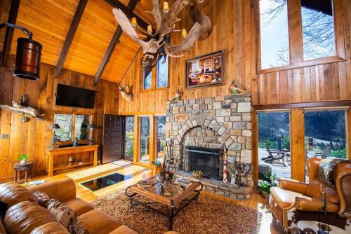 Sugar Grove Casa | LUXURY! Hot Tub, Pool Table, River & Petting zoo?