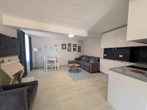 Himare Apartamento | Luxury House California 1