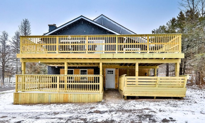 Tannersville Casa | Luxury House Hot Tub, Sauna, Game room