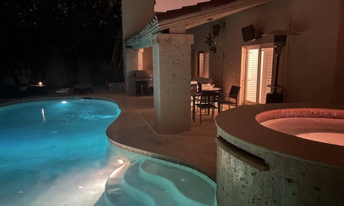 Montecito Court Villa | Casa de lujo en Paradise Valley con piscina privada y bañera de hidromasaje.