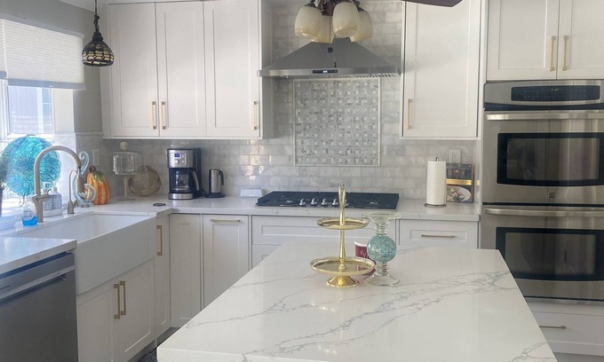 Santa Clarita Casa | Luxury House in Santa Clarita with Pool and Jacuzzi