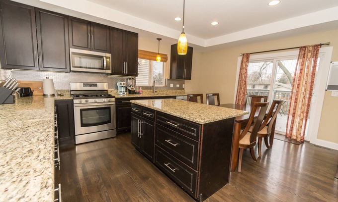 Bensenville Casa | Luxury House minutes away from O'Hare and Downtown Chicago