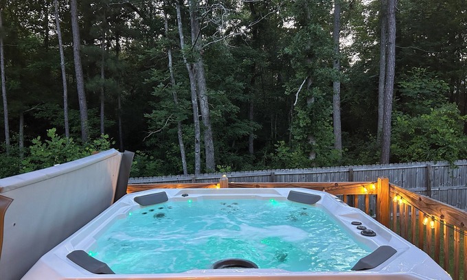Spring Lake Casa | 🏡Luxury House -Relaxing Hot Tub🏝️ Fire Pit 🔥-20 Min to FT Bragg!