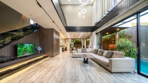 Tho Quang Beach Villa | Luxury huge pool villa - Free pick up and Full AC
