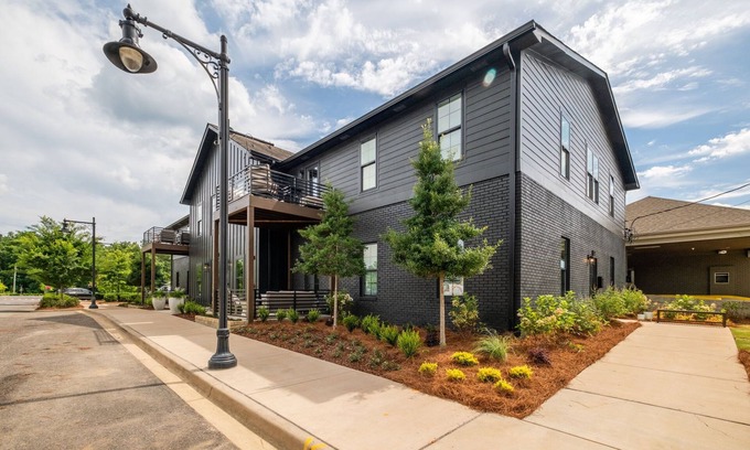 Trussville Apartamento | Luxury in Downtown Trussville