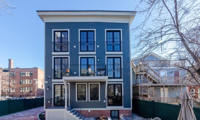 Central Square Condominio | Luxury in the city. Off street parking. Walk to MIT and Harvard