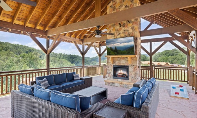 Caton Cabina | ~LUXURY~ INDOOR POOL/GAZEBO/OUTDOOR FIREPLACE/GAME RM/GOLDEN TEE/ SAUNA/HOT TUB!