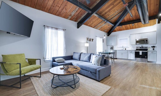 East Stroudsburg Apartamento | Luxury Industrial Style Queen Suite