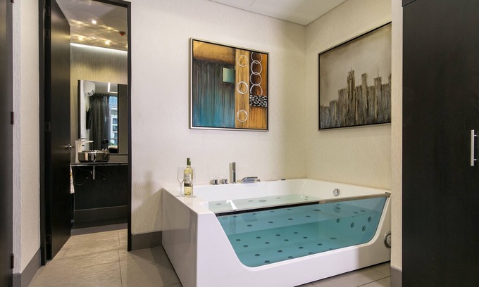 Lalinde Hotel | Junior suite de lujo con jacuzzi y balcón.