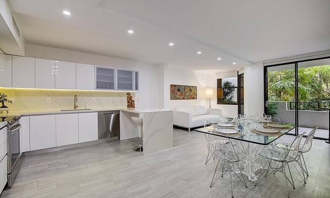 Key Biscayne Condominio | LUXURY KEY BISCAYNE OCEANFRONT 3 BEDROOM/2 BATH CONDO FULLY RENOVATED IN 2021