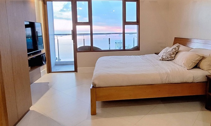 Ermita Night District Apartamento | Luxury King 2BR 2BA w/Balcony Bayview Pool Netflix