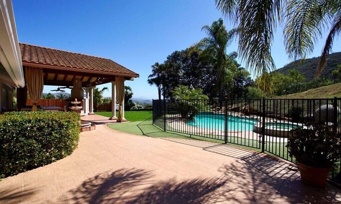 Mesa Rock Casa | Luxury King-Bed, Desk, Sofa, Fridge, 1 Acre Yard