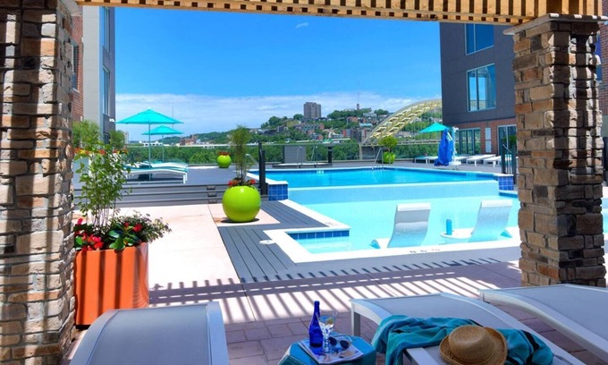 Newport Apartamento | Luxury King Bed Suite! Resort Pool-Free Parking