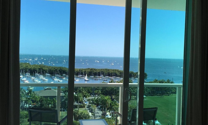 Coconut Grove Apartamento | Estudio de lujo con cama extragrande y balcón privado con vistas al océano. ¡El histórico Coconut Grove!
