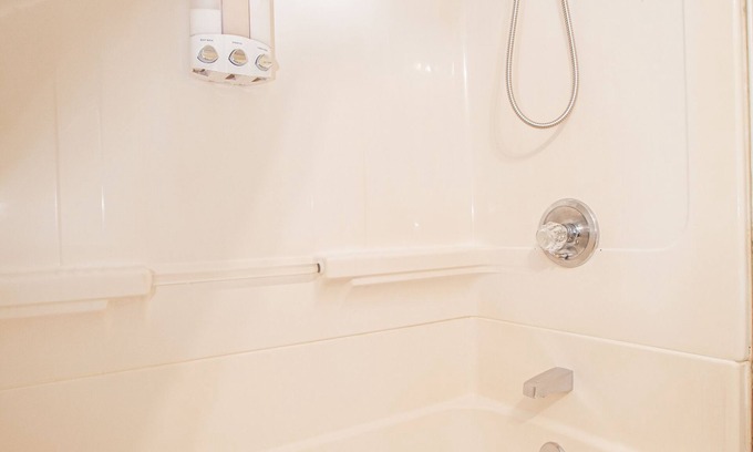Waterbury Apartamento | Luxury King Suite in Waterbury. 3 Bedroom. Essentials Close-By,