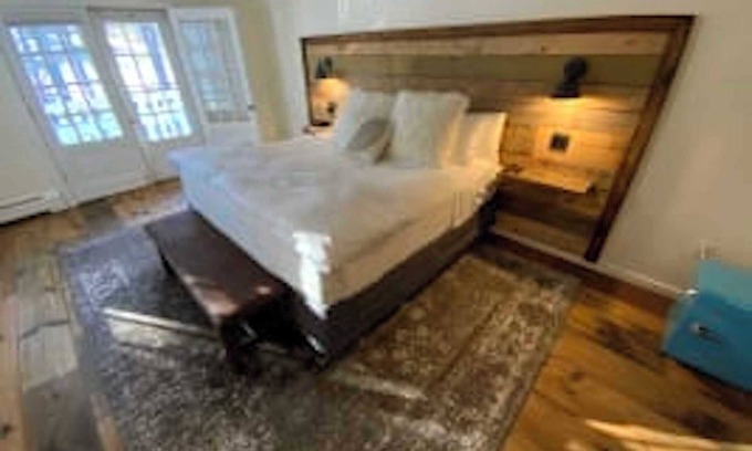 West Dover Complejo | Luxury King Suite, Living Room w/sofa bed, balcony, & 1.5 baths