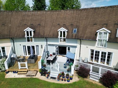South Cerney Casa | Luxury Kingfisher Lodge, Isis Lake, within the Cotswold Waterpark