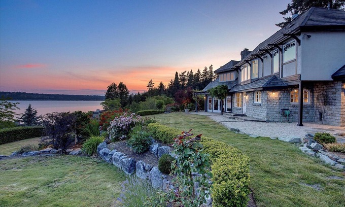 Inglewood-Finn Hill Casa | Luxury Kirkland House with Water Views and Sunsets