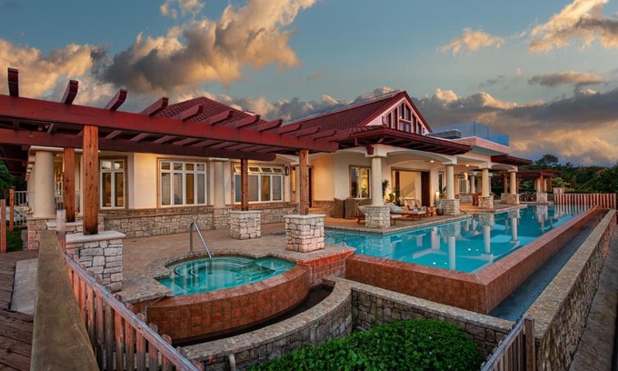 Kailua-Kona Villa | Luxury Kona Mansion - Infinity Pool & Epic Views