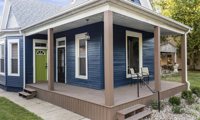 New Albany Casa | Luxury @ LaFayette Place, downtown New Albany. Minutes to Louisville.