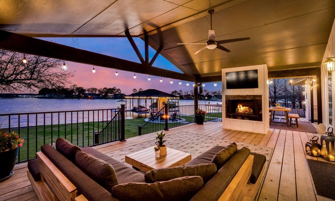 Cedar Creek Reservoir Casa | Luxury Lake Front House with Community Pool ***GOLF CART FOR RENT***