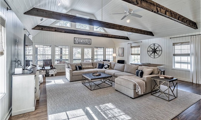 Gainesville Casa | Luxury Lake Front Cottage