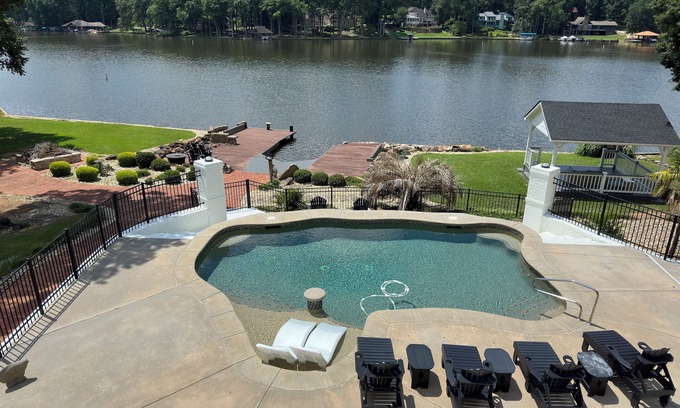Jonesboro Casa | Luxury Lake Front retreat