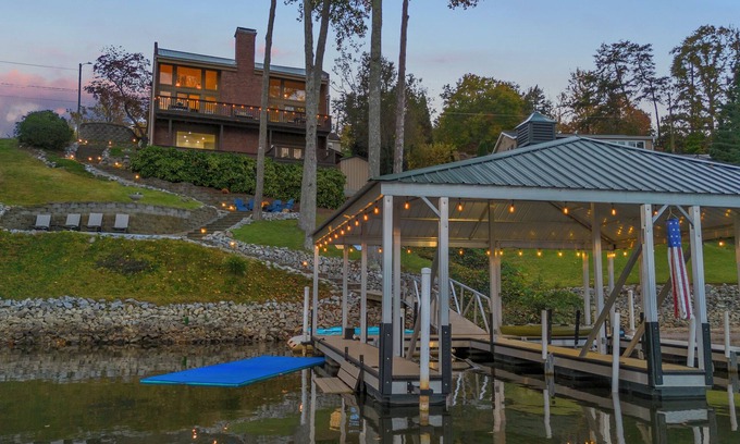 Inman Casa | Luxury lake house in SC with mountain views!