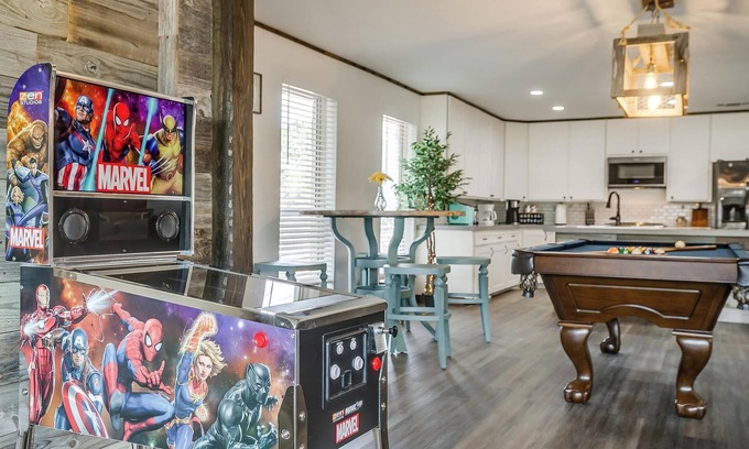 Granbury Casa | Luxury Lake Retreat! Kayaks, Hottub, Arcade, Pool table, Karaoke & MUCH more!