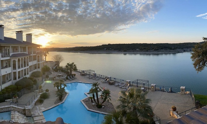 Highland Lake Estates Condominio | Villa de lujo frente al mar en el lago Travis con espectaculares vistas del atardecer