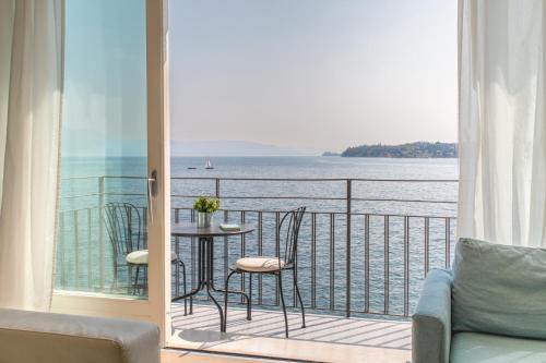 Salo Apartamento | Luxury Lake View Apartments
